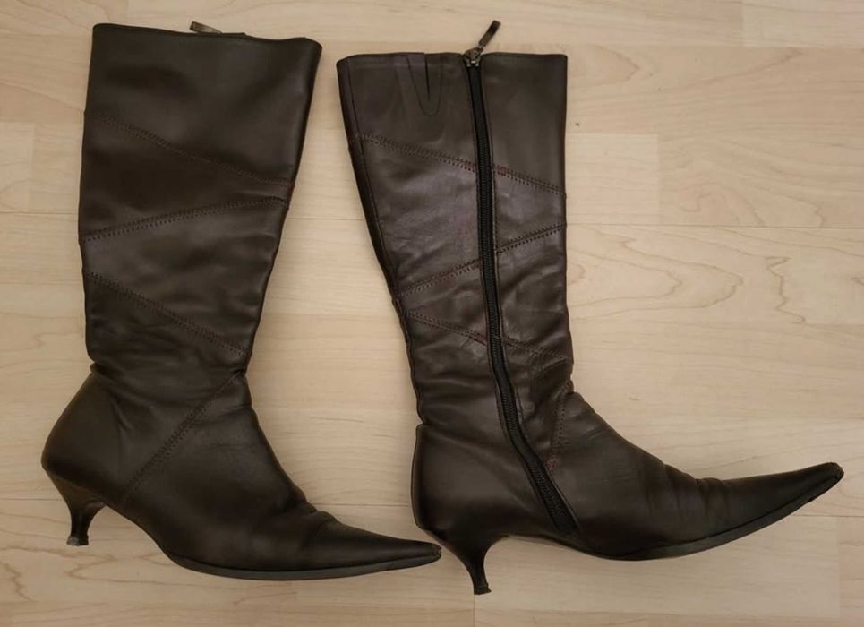 Botas de cano alto castanhas, em pele, tamanho 34