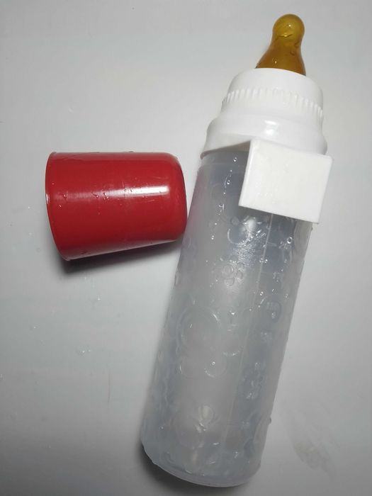 маленькая бутылочка под соску для кормления животного, пластик