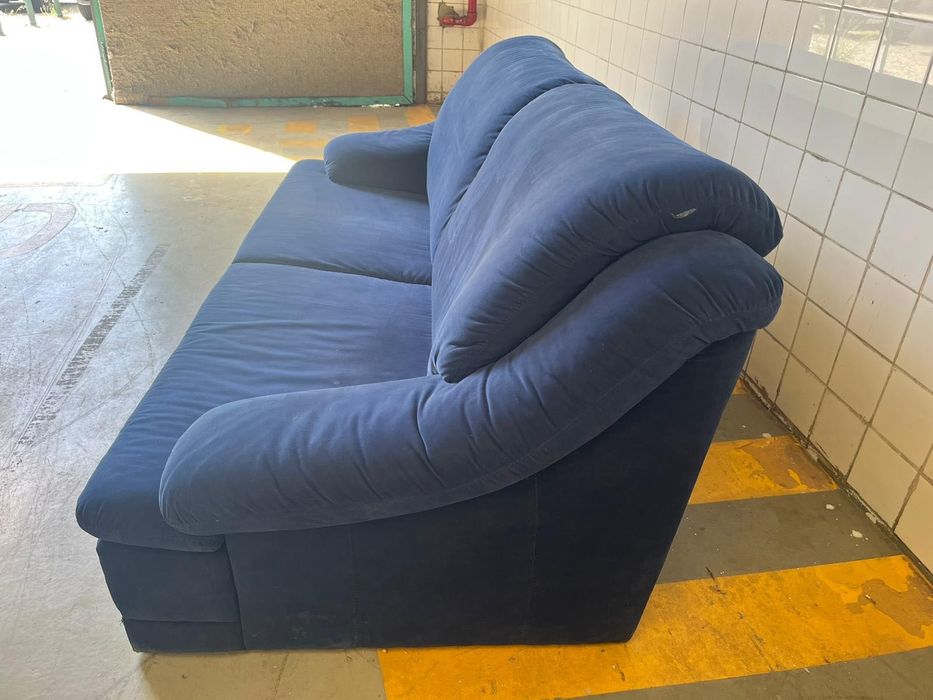Sofá azul elétrico | Electric blue sofa | Canapé bleu électrique