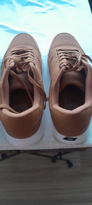 Vendo 2 pares de sapatilhas de homem, como novas.