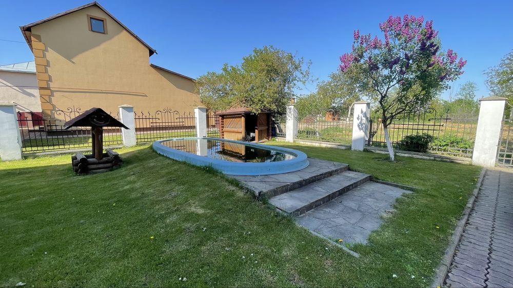 Продається будинок з басейном та сауною