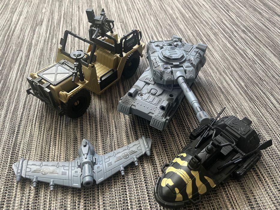 Zestaw wojskowy plus łódź.