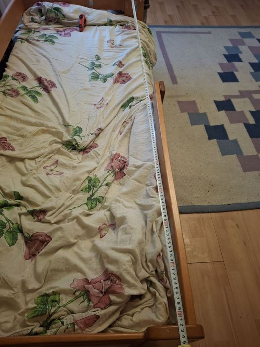 Дерев'яне ліжко із матрасом