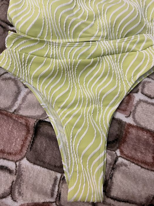 Яскравий купальник топ бандо і високі трусики