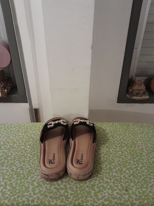 Vendo Chinelos de Senhora muito bonitos como novos
