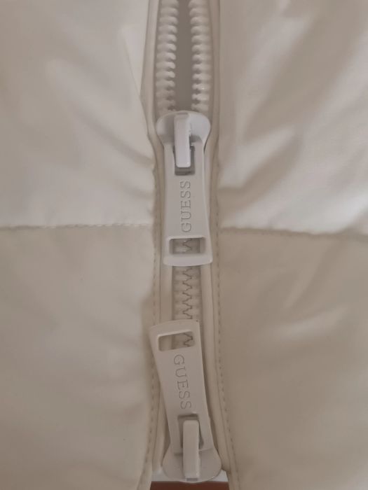 Casaco acolchoado comprido de mulher da GUESS