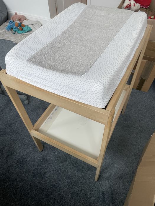 Wolnostojący drewniany przewijak dla niemowlaka dziecięcy