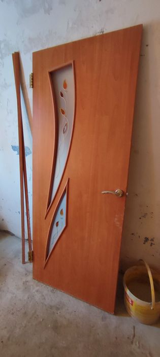 Продам двері міжкімнатні з коробкою і завісами 2500 гривень