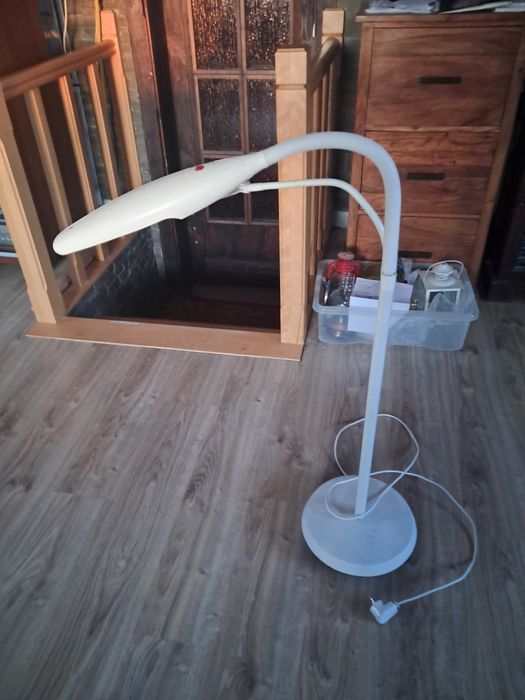 Lampa kosmetyczna stojaca