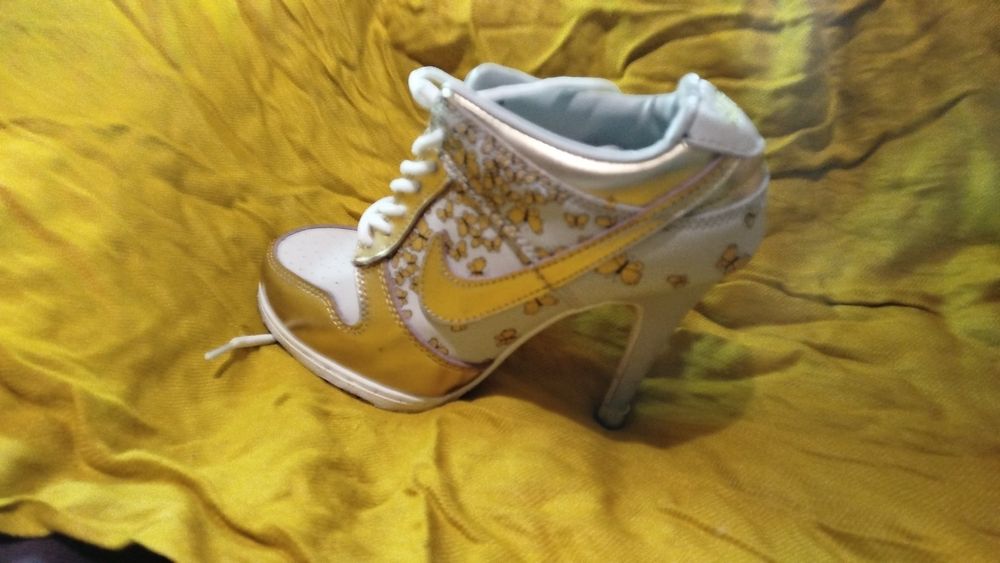 Взуття бу 35 розмір, маю дуже багато на підборах  і не тільки