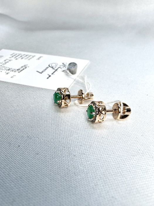 Золоті сережки пусети з діамантами та смарагдами