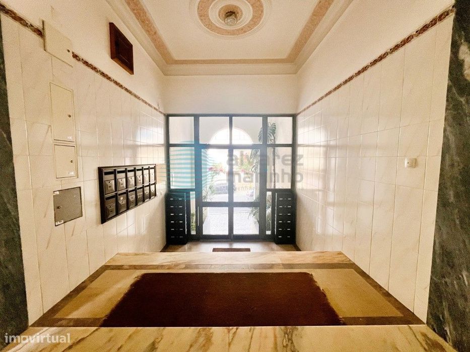 Apartamento T2 com Vista Mar, Garagem e Totalmente Remodelado