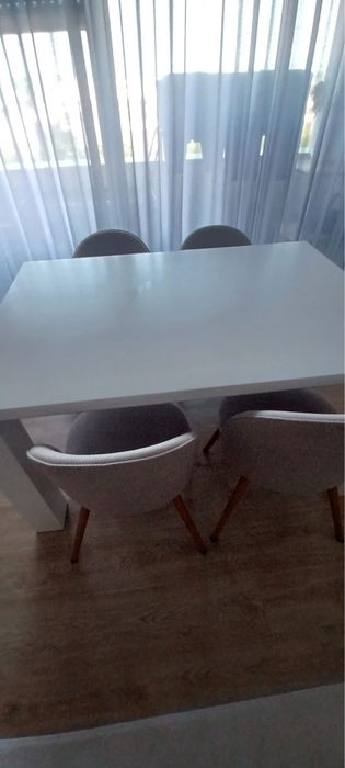 Mesa em madeira macica lacada a branco