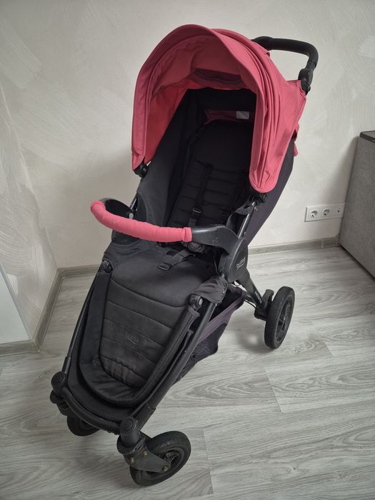 Всесезонна прогулянкова коляска Britax B-motion Plus  візочок для дівчинки