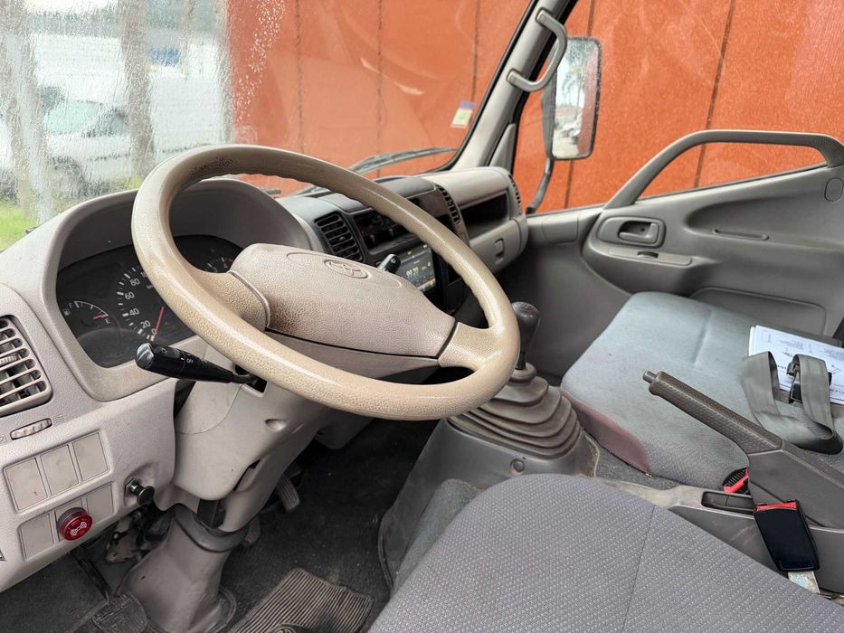 Carrinha Toyota dyna com grua HIAB