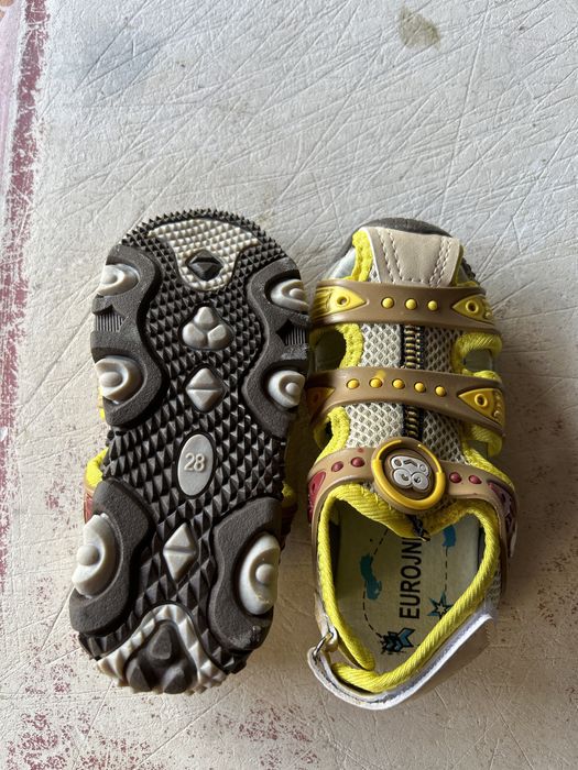 Chinelos novos de menino