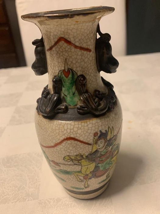 Jarra oriental de porcelana