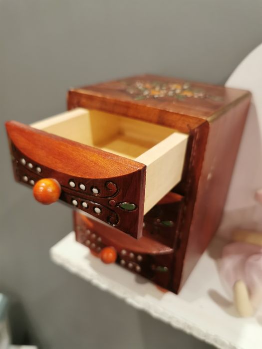 Drewniana mala szkatulka komoda