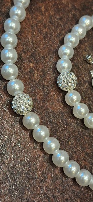 Zestaw nowej biżuterii z imitacji pereł.