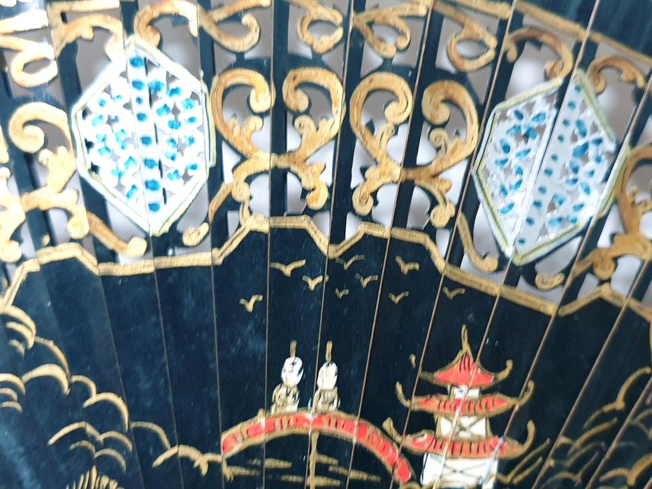 Antigo leque asiático em madeira e tecido pintado à mão