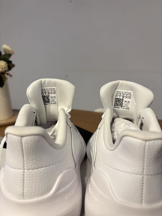 Sapatilhas Adidas Tensaur Run 3.0 completamente novas.