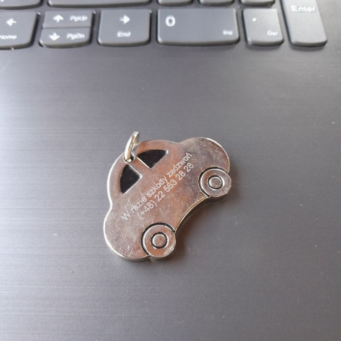 Brelok breloczek do kluczy metalowy samochodzik