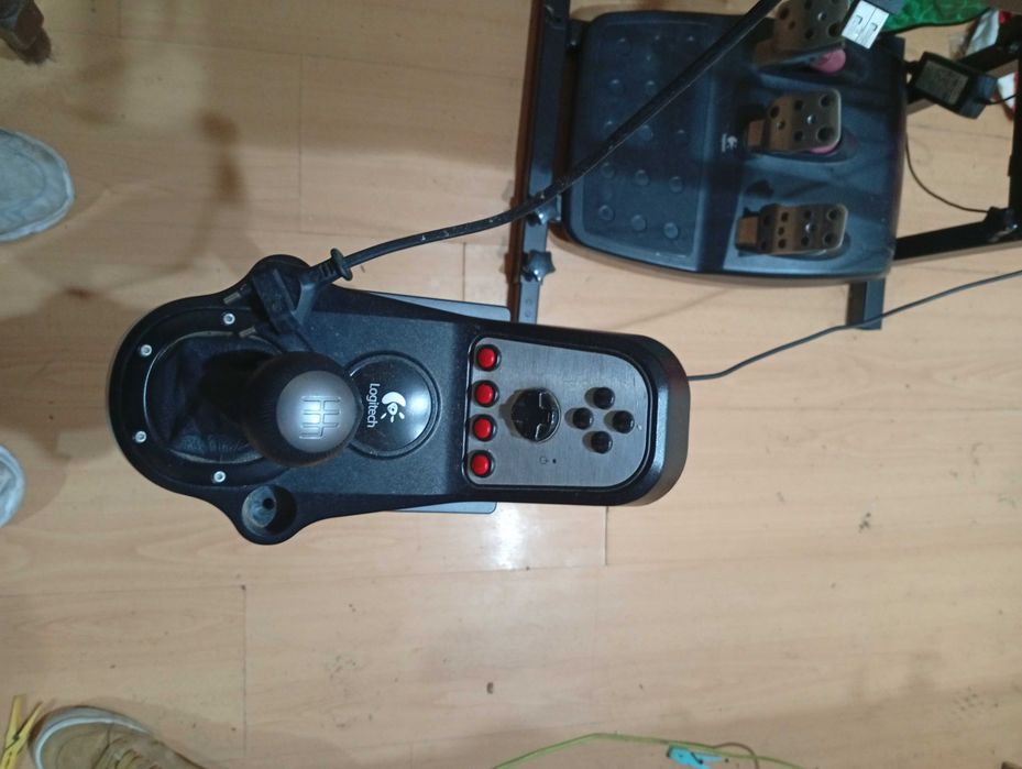 Volante Logitech G27 com Suporte