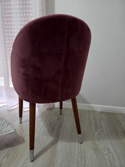 Cadeira decorativa em veludo rosa – como nova