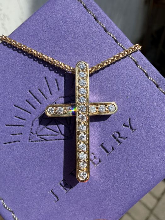 Золотой крест  Piaget  с  бриллиантами