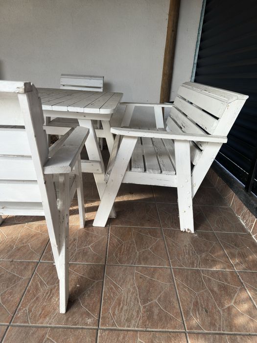 Zestaw drewnianych mebli ogrodowych (stol + krzesla)