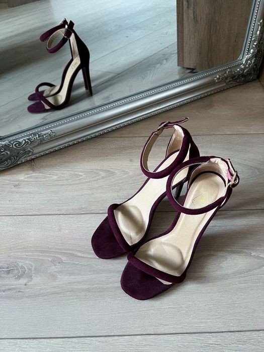 Пудрова сукня з туфлями і сумочкою