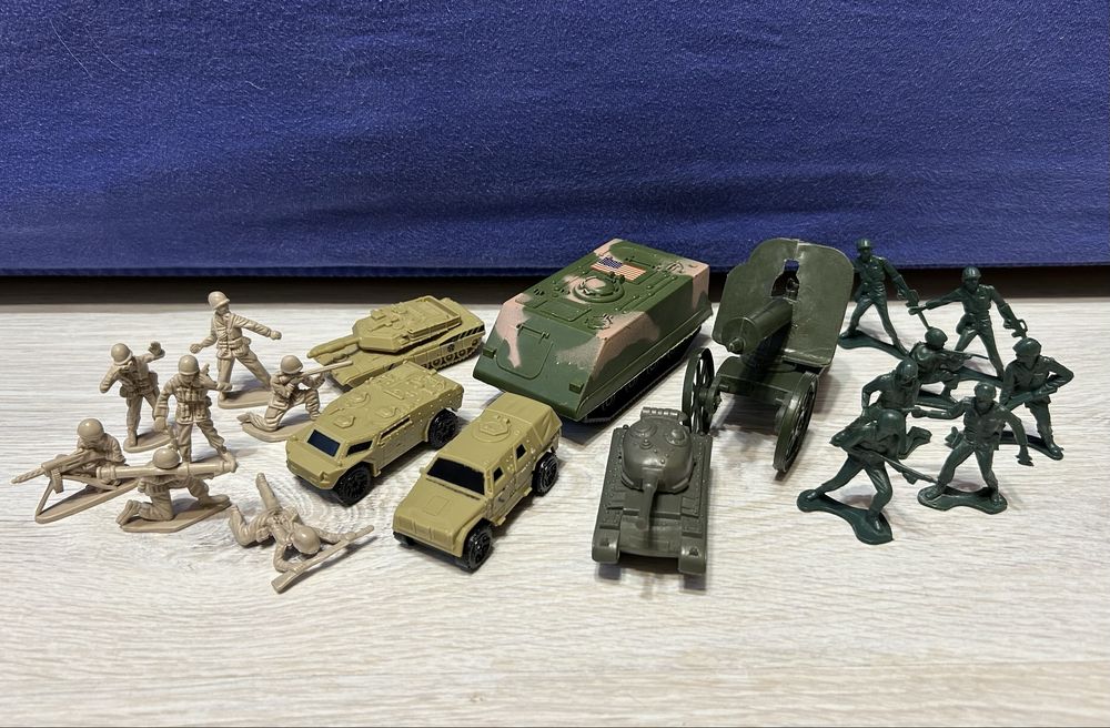 Машинки военные с солдатиками