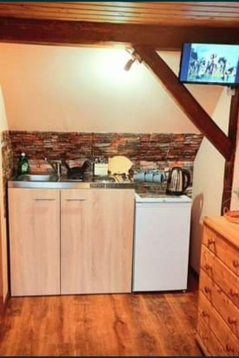 Pokoje dla pracowników z łazienkami i aneksami kuchennymi