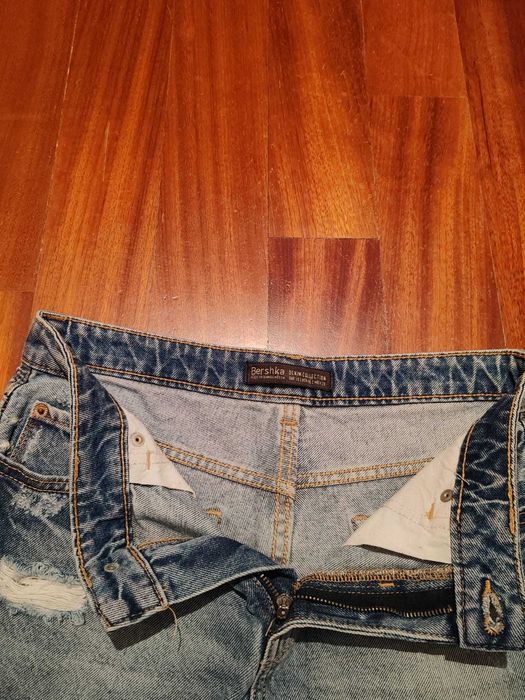 Calções de ganga da marca Bershka. Sem uso.