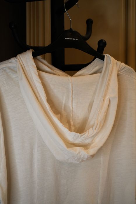 Біла довга футболка