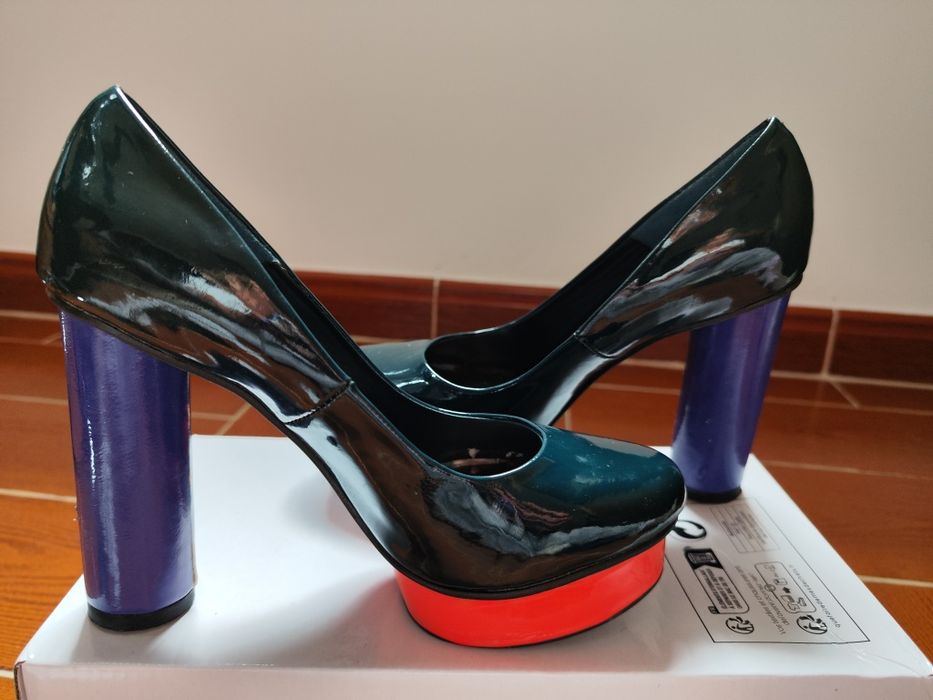 Sapatos muito originais. Equivalente ao n37