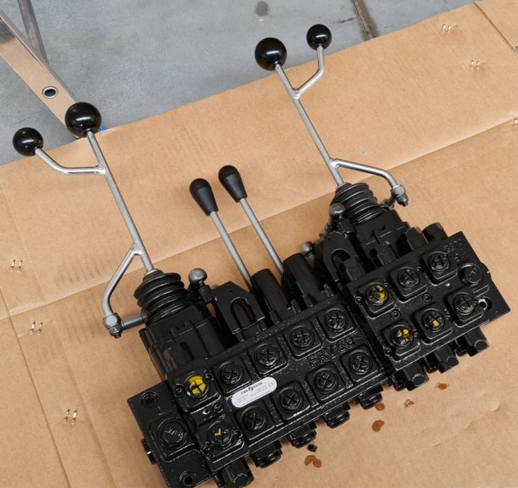Rozdzielacz hydrauliczny 8 sek FinnRotor 60L Przyczepa Lesna BMF Palms