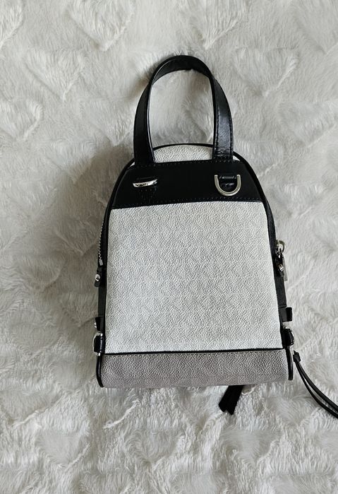 Sprzedam Piękny plecaczek Mini rhea firmy Michael Kors 

Plecacz