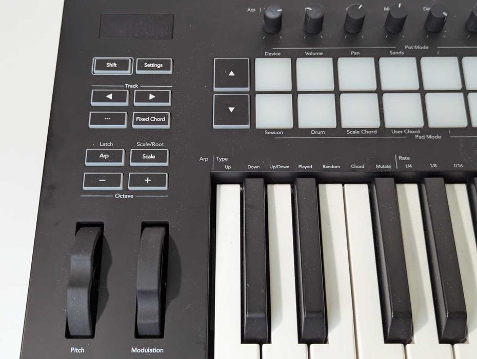 Controlador MIDI USB Novation Launchkey 25 MK3