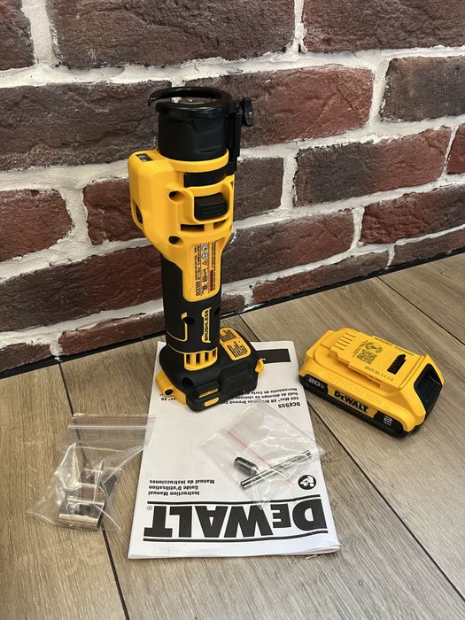 Фрезер аккумуляторный для вырезания гипсокартона DeWALT DCE555