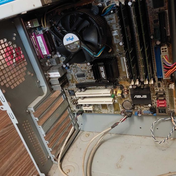 Компьютер рабочий, Intel inside, 3 гб озу, потрёпаный корпус, без накопителя