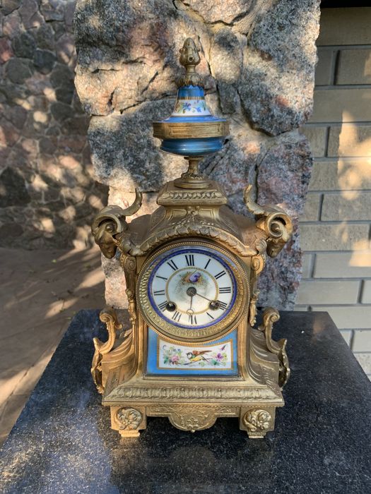 Антична ваза, годинник, порцелянові пари