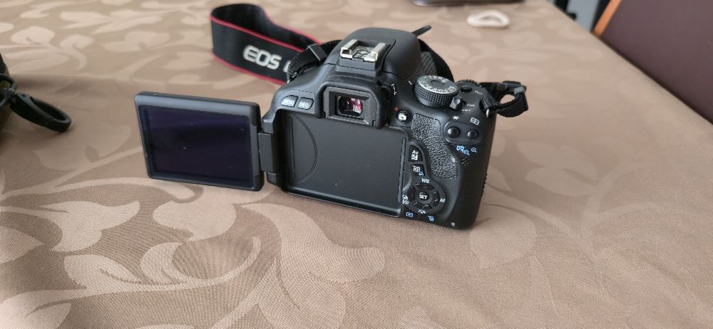 Canon EOS 600 D + Objetiva 18-55 mm