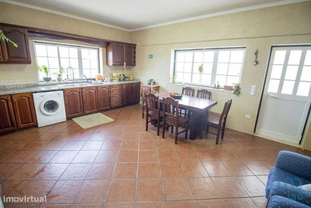 Quinta para venda com 2 moradias prontas e uma área de 9820 metros quadrados.