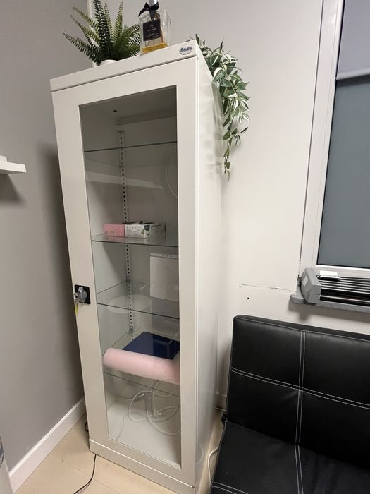 Szafka szklana zamykana