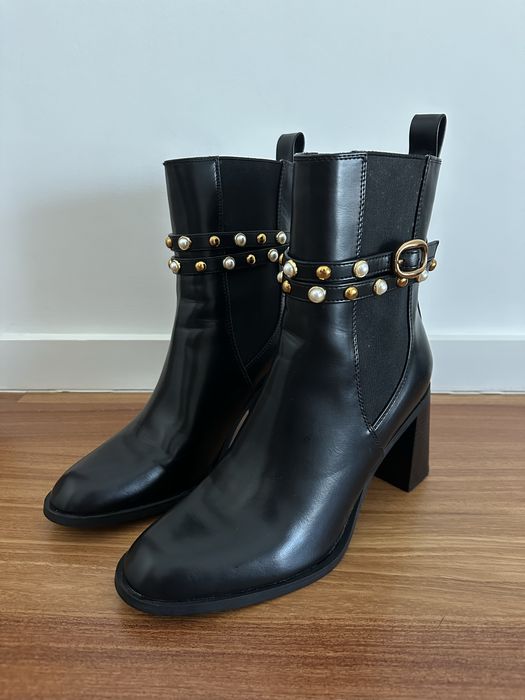 Botins de pele preta com tachas e pérolas ZARA