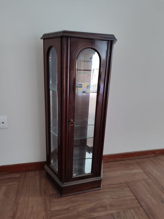 Cristaleira de madeira com portas de vidro