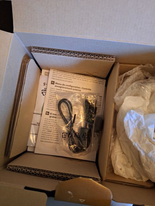 Vendo caixa original da Canon D750, com cabo de dados