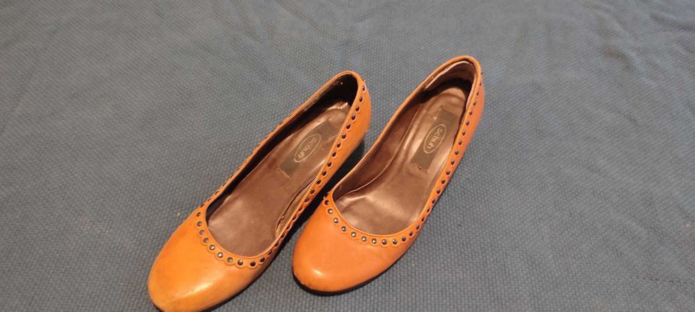 używane pantofelki na niskim obcasie luźne 38