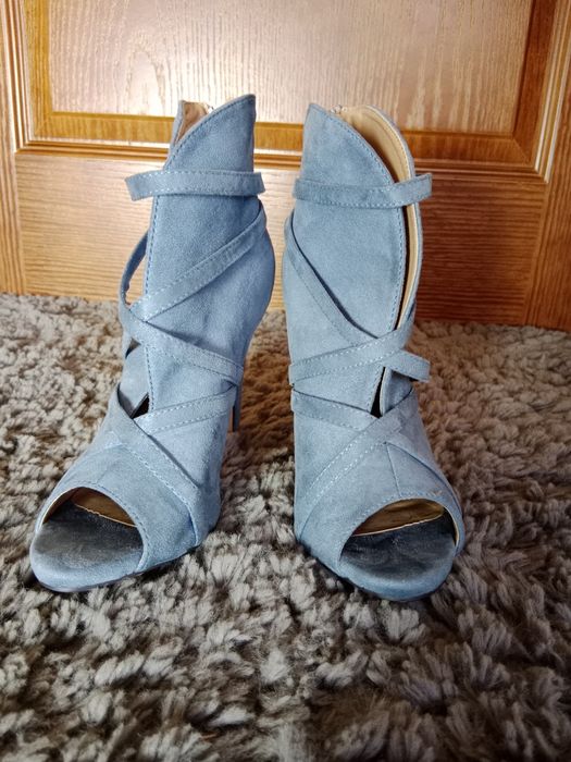 Botki z otwartym noskiem na szpilce